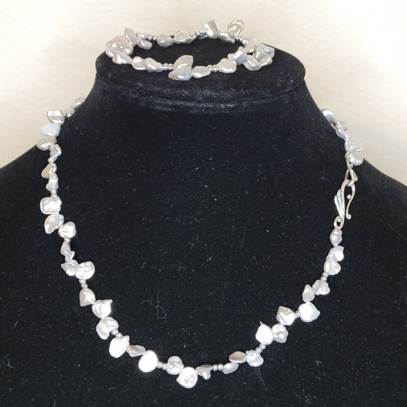 Elegant Silver Pearl Necklace and Bracelet Set - Picture 2 of 5